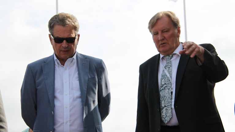 tasavallan presidentti Sauli Niinistö keskustelee Imatran kaupunginjohtaja Pertti Lintusen kanssa Imatralla.