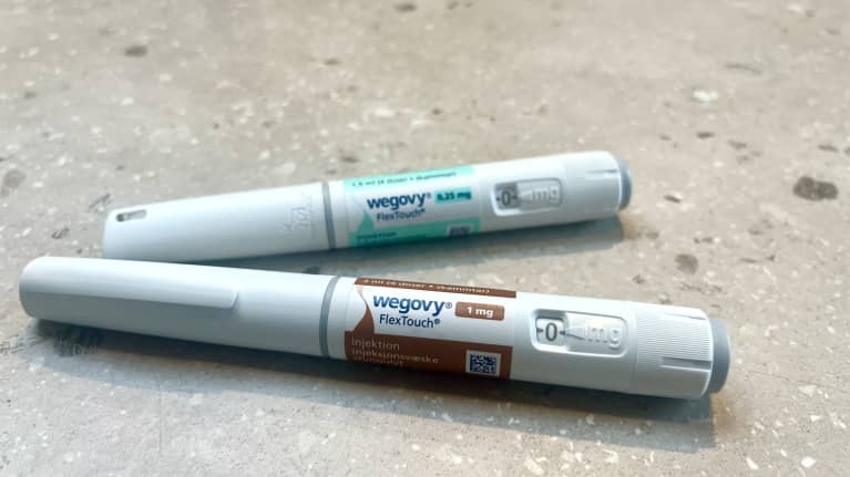 Kaksi laihdutuslääkepistosta pöydällä. 