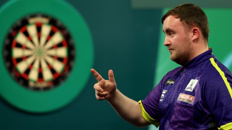 Darts-pelaaja Luke Littler. 