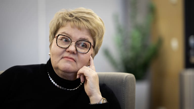 Silmälasipäinen nainen. 