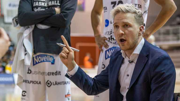 Kristian Palotie antaa ohjeita pelaajille aikalisällä.