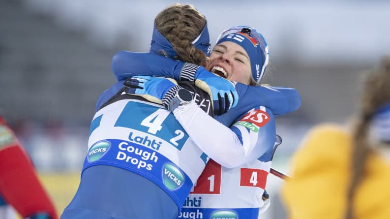 Krista Pärmäkoski ja Johanna Matintalo juhlivat.