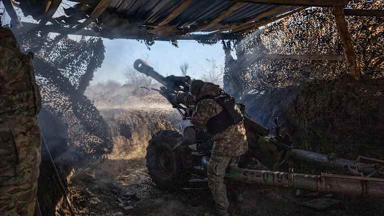 En ukrainsk soldat avfyrar en haubits vid fronten i Donetskområdet.