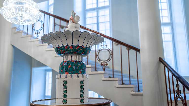 Valkoinen pieni sisäsuihkulähde.