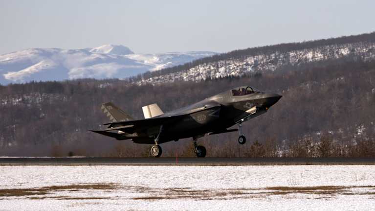 F 35 -hävittäjä lähdössä nousuun Evenesin lentotukikohdassa Norjassa Nordic Response -harjoituksen yhteydessä. Taustalla näkyvät lumihuippuiset vuoret.