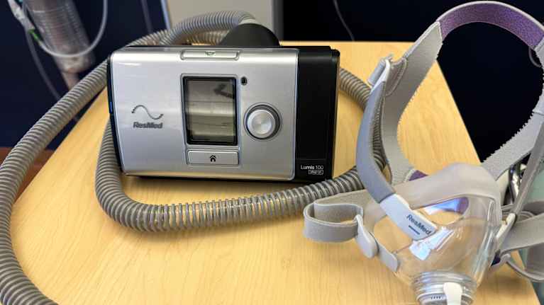 Uniapnean hoitoon käytettävä CPAP-laite pöydällä Tyksin potilashuoneessa.