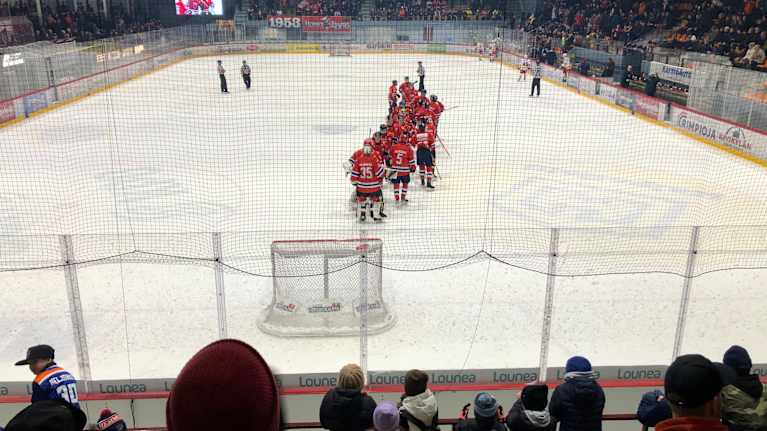 Kokkolan Hermes juhlii voittoa Jokereita vastaan Kokkolan jäähallin kentällä.