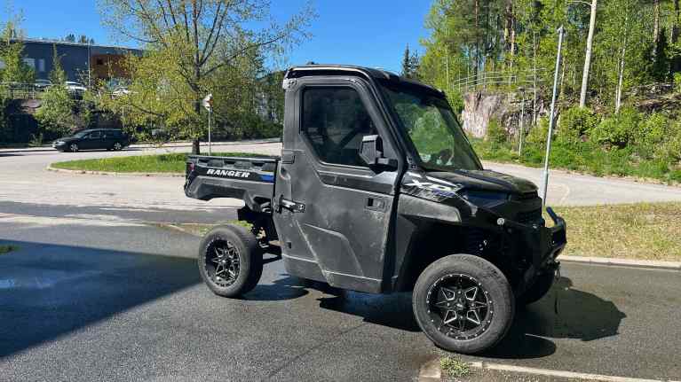 Koppimönkijä, jonka ovi ja etukeula on naarmuuntunut.