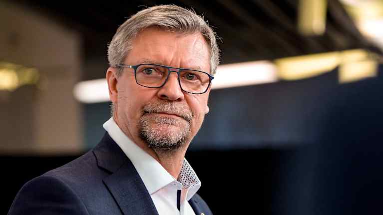 Jukka Jalonen puku päällä Leijonien pelin jälkeen.