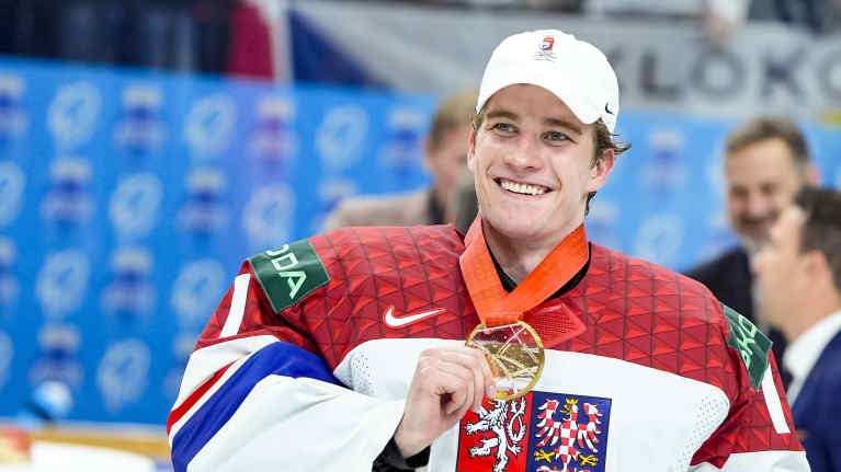 Lukas Dostal mitalin kanssa. 