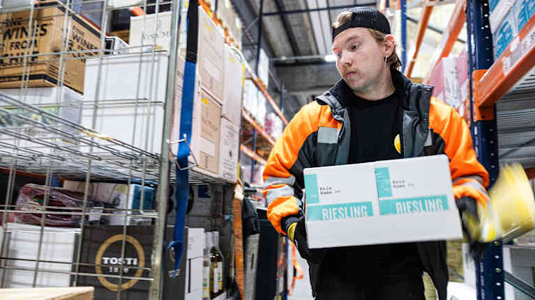 Logistiikkatyöntekijä Teemu Tenhunen keräili tilaukseen 8-prosenttisia alkoholijuomia Keskon keskusvarastolla.