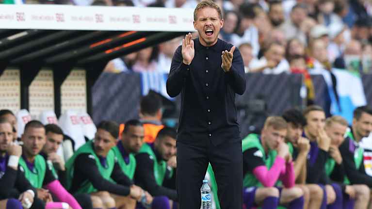 Julian Nagelsmann lyö käsiään yhteen ja huutaa.