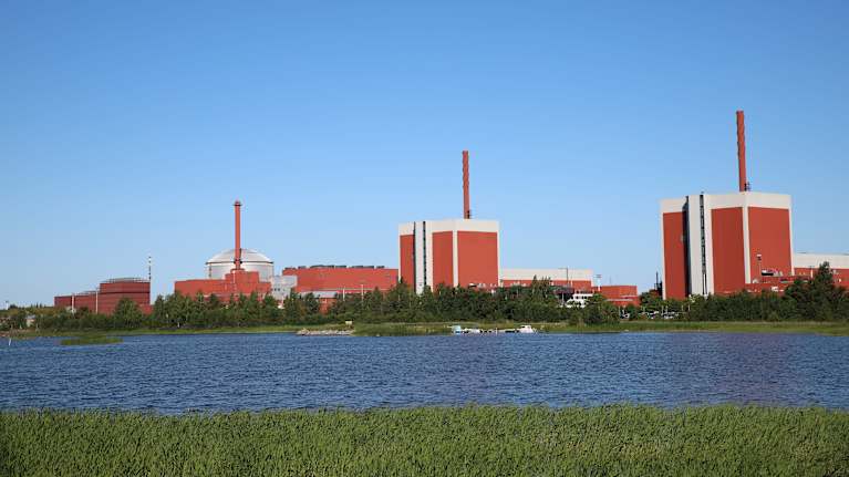 Isoja punaisia Olkiluodon ydinvoimalan rakennuksia meren rannalla Eurajoella.
