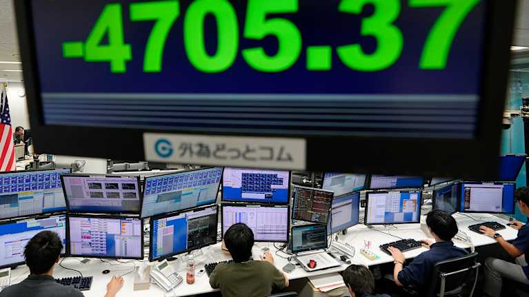 Tokion pörssissä näkyvät taululla luvut kurssilaskusta.