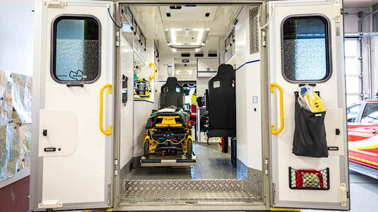 Näkymä monitoimiyksikön takaovista sisälle.