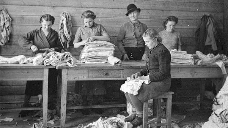 Työvelvollisia naisia jatkosodan aikaan. Pesulaitos ja varuskorjaamo Syvärin kaupungissa.
