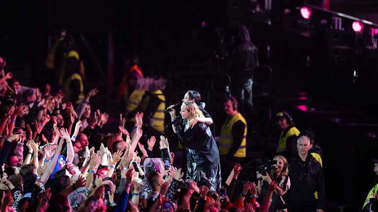 Paula Vesala ja Mira Luoti laualvat ja esiintyvät.