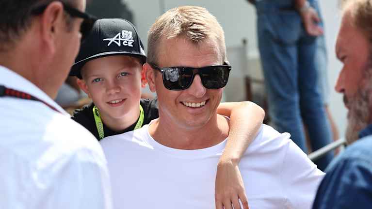 Kimi Räikkönen ja Robin-poika Monzan F1-viikonloppuna 2024.