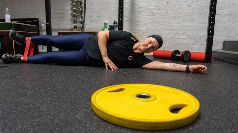 Anni Keisala jumppaa kuntosalin lattialla.