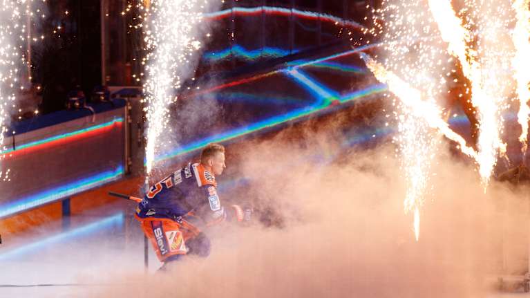 Yleiskuva jääkiekko-ottelusta.