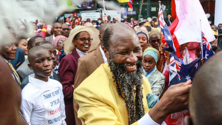 David Owuor kannattajiensa parissa Keniassa.