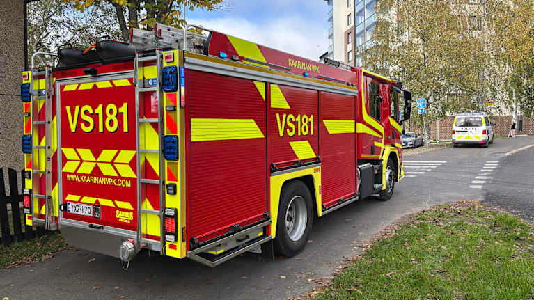 Paloauto kävelytien reunassa.