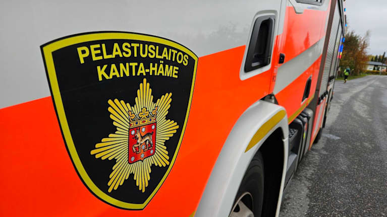 Lähikuva paloauton kyljestä, logossa lukee pelastuslaitos Kanta-Häme.