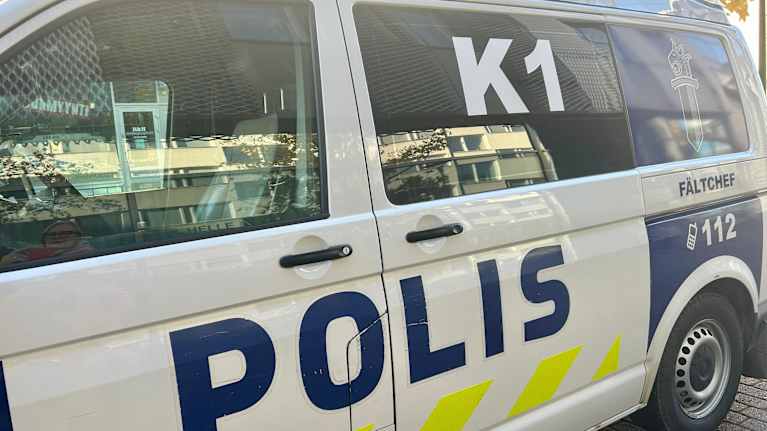 Poliisin partioauto eli mustamaija on parkissa.