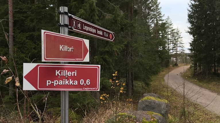 Laajavuoren lenkkipolkujen opasteviittoja.