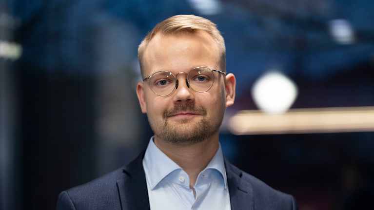 Teppo Säkkinen puku päällä, ilman kravattia.