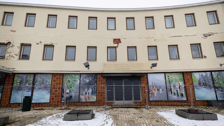 Imatran väärätalon rapistunut julkisivu.