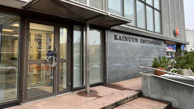 Kainuun Osuuspankin rakennus Kajaanissa marraskuussa.