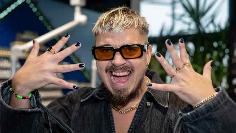 Käärijä poseeraa kynsien geelilakkauksen jälkeen.