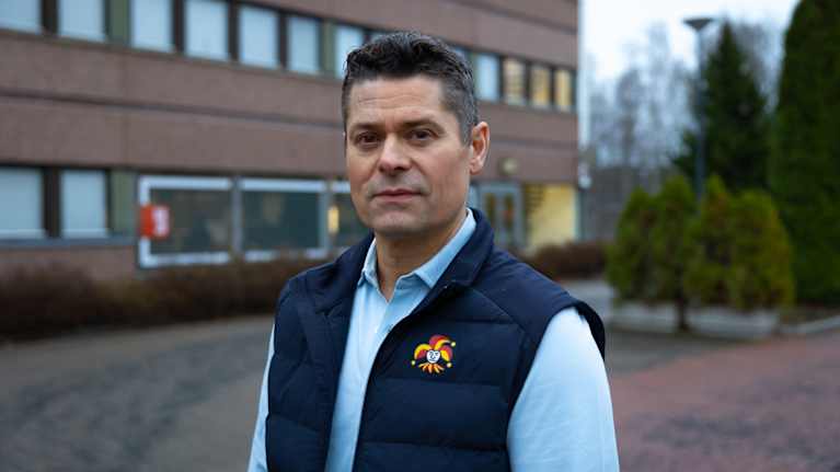 Mikko Saarni poseeraaa kameralle.