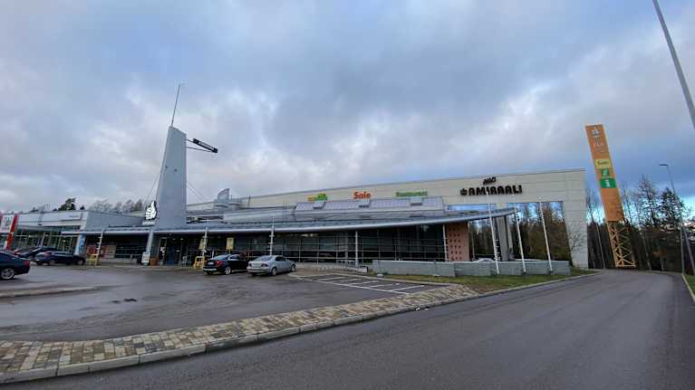 ABC-liikenneaseman rakennus ja parkkipaikka.