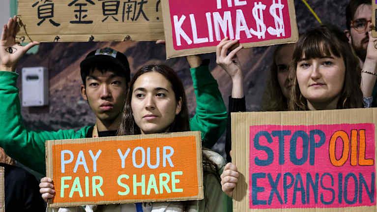 Mielenosoittajia Bakun ilmastokokouksessa.