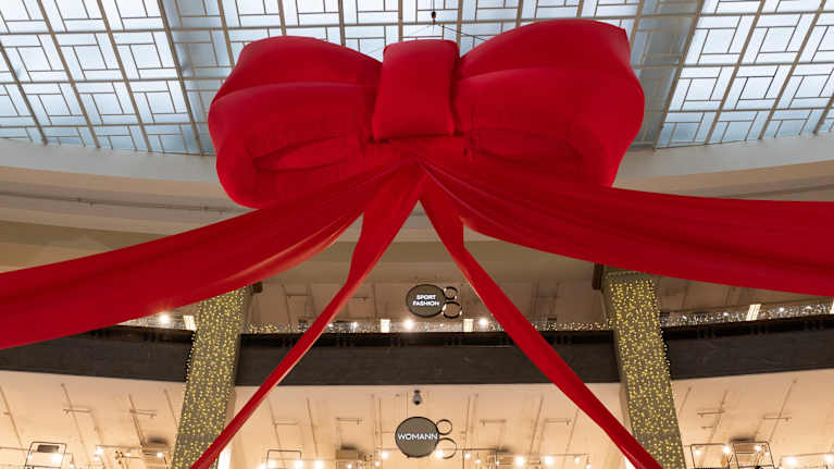 Stockmann-tavaratalon keskiaula joulukoristeissa.