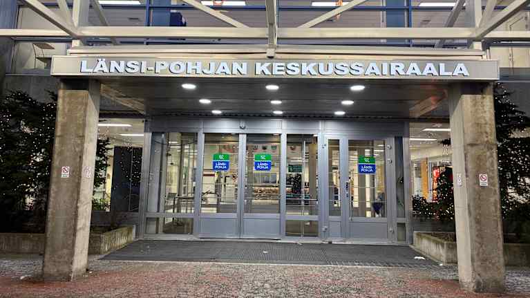 Länsi-Pohjan keskussairaalan pääsisäänkäynti.