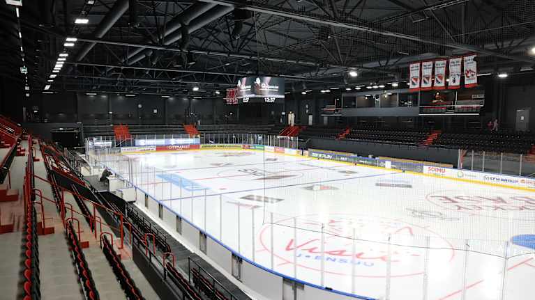Jäähallin jää kiiltää.