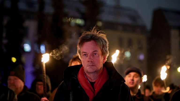 Teemu Keskisarja kävelee soihtukulkueessa.