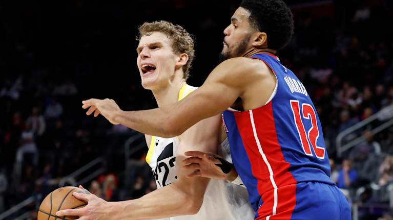 Lauri Markkanen yrittää ajaa korille pallon kanssa, Detroit Pistonsin Tobias Harris puolustaa.