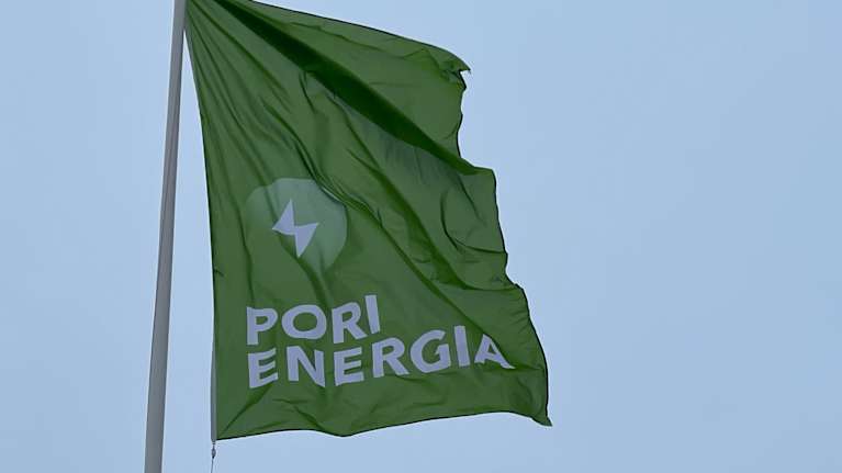 Pori Energia -lipputanko, jossa liehuu vihreä Pori Energia -lippu.