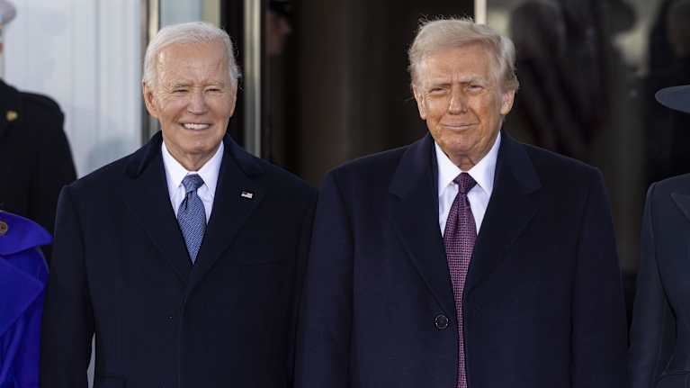 Donald Trump ja Joe Biden vierekkäin.