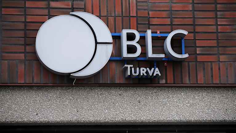 BLC-turvan toimipisteen seinässä on yhtiön logo.