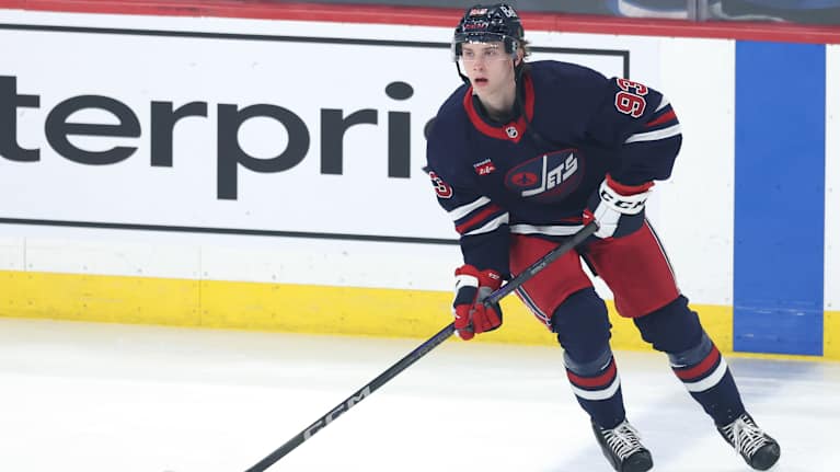 Brad Lambert transporterar pucken.