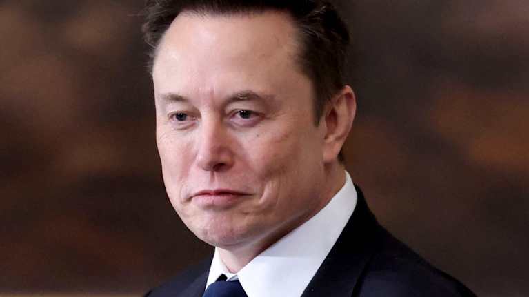 Elon Musk lähikuvassa.