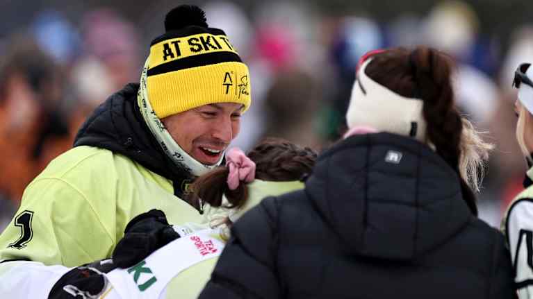 Maastohiihdon Suomen Cup viestit. Kuvassa Antti Tuisku juhlii AT Ski Team voittoa.