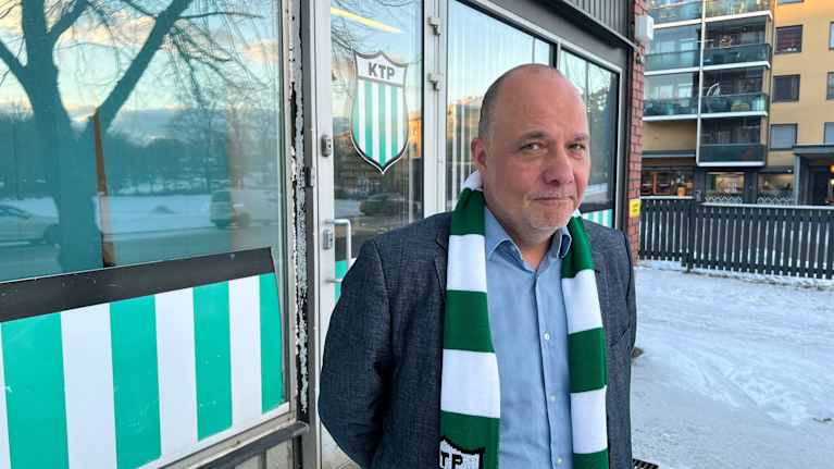 Jan Walden seisoo KTP:n toimiston edustalla.