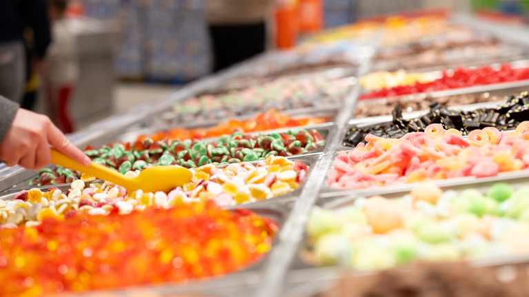 Asiakas ostamassa irtokarkkeja.