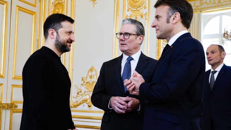 Ukrainan presidentti Volodymyr Zelensky keskustelee Britannian pääministeri Keir Stamerin ja Ranskan presidentti Emmanuel Macronin kanssa.